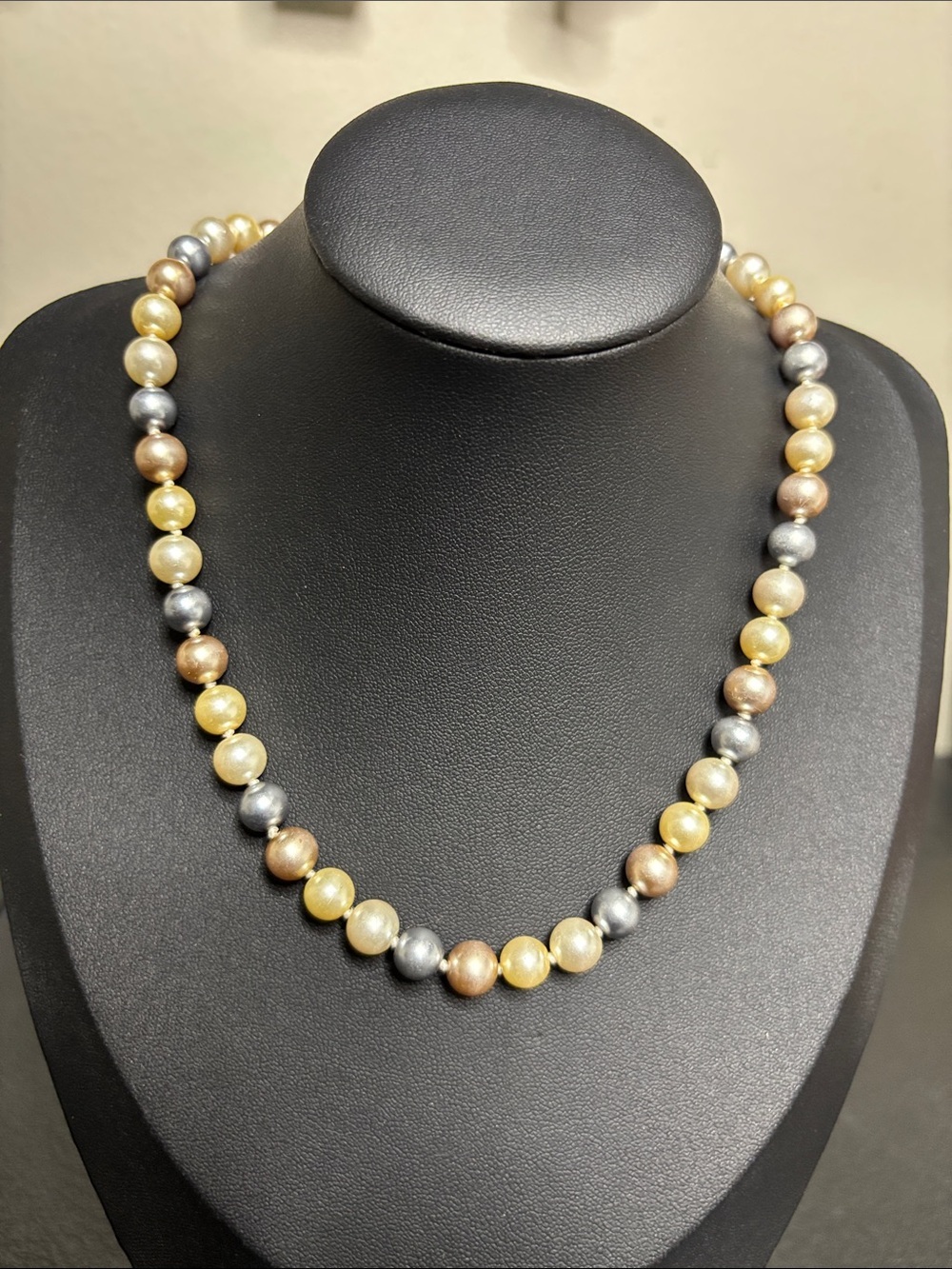 Kissaka Neutral Color Elegant Pearl Necklace Silver Tone